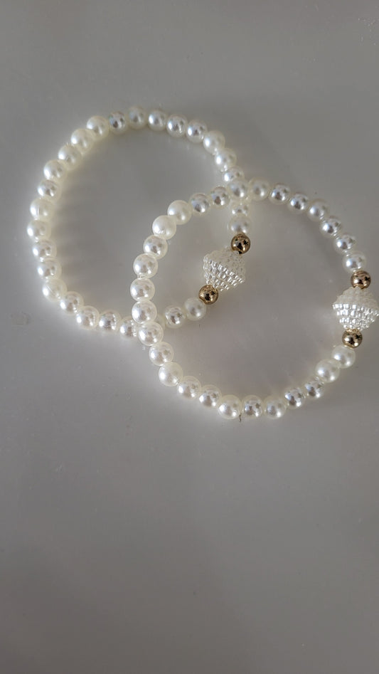 Cute white bracelet with pearls